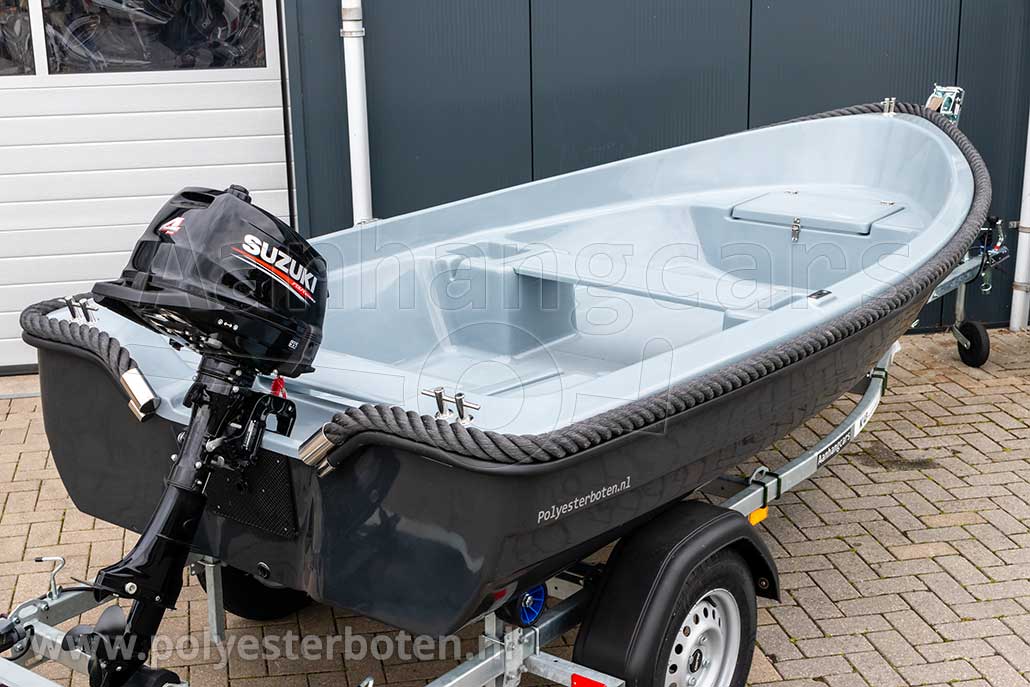 IZI-Line 360 polyester boot in licht- en donkergrijs met kabelaring en buitenboordmotor